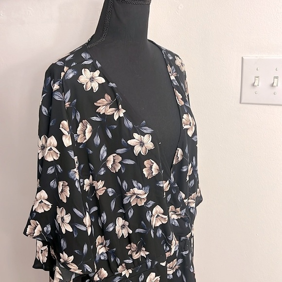 Torrid Plus Size Floral V Neck Tunic, Sz. 4. - Picture 5 of 8